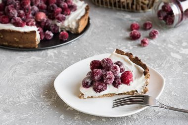 Krem peynir ve şekerlenmiş cranberries ile beze-somun üsteki şenlikli pasta