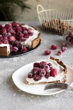 Krem peynir ve şekerlenmiş cranberries ile beze-somun üsteki şenlikli pasta