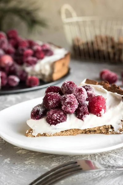 Festliche Torte Auf Baiser Nuss Basis Mit Frischkäse Und Kandierten — Stockfoto