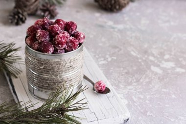 Köknar dalı arka planda şekerli kızılcık