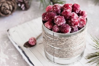 Köknar dalı arka planda şekerli kızılcık