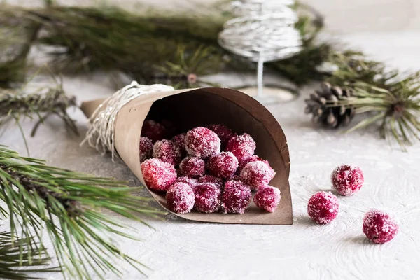 Kızılcık köknar koni arka planda işçiliği çantaya şekerlenmiş