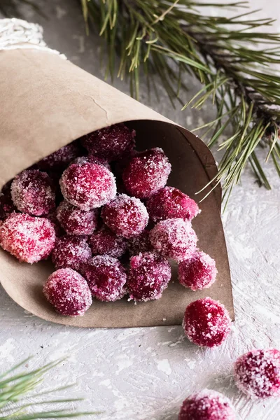 Kızılcık köknar koni arka planda işçiliği çantaya şekerlenmiş