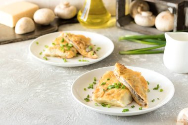 Krep mantar ile doldurulmuş ve altında beşamel sos pişmiş
