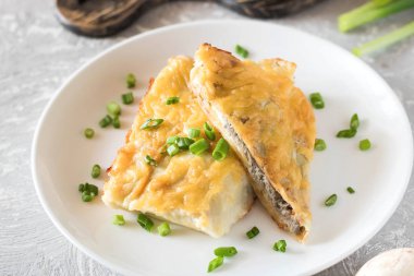 Krep mantar ile doldurulmuş ve altında beşamel sos pişmiş