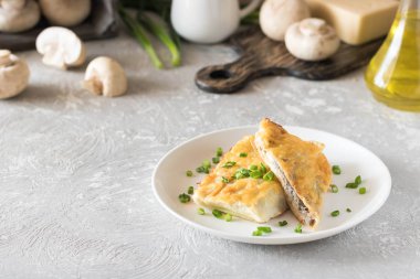 Krep mantar ile doldurulmuş ve altında beşamel sos pişmiş