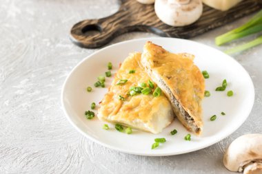 Krep mantar ile doldurulmuş ve altında beşamel sos pişmiş