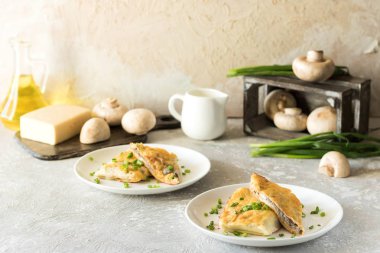 Krep mantar ile doldurulmuş ve altında beşamel sos pişmiş