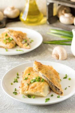 Krep mantar ile doldurulmuş ve altında beşamel sos pişmiş