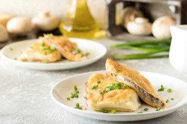 Krep mantar ile doldurulmuş ve altında beşamel sos pişmiş