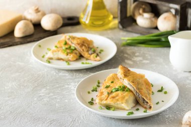 Krep mantar ile doldurulmuş ve altında beşamel sos pişmiş