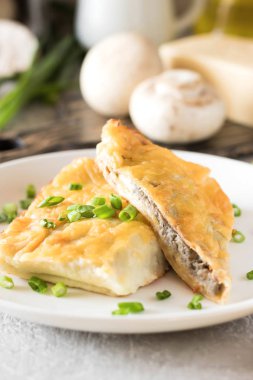 Krep mantar ile doldurulmuş ve altında beşamel sos pişmiş