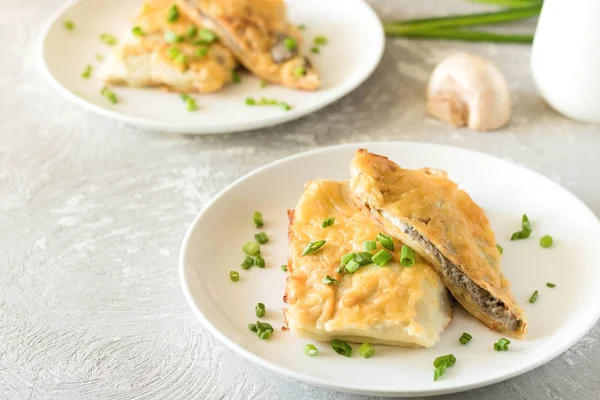 Krep mantar ile doldurulmuş ve altında beşamel sos pişmiş