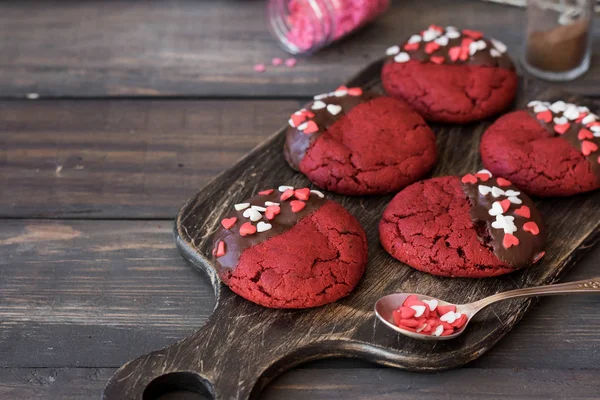 Galletas Terciopelo Rojo Esmalte Chocolate Con Decoración Corazones Azúcar Para — Foto de Stock