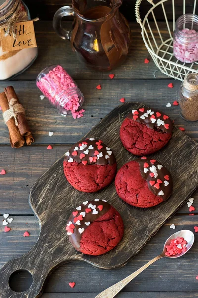 Galletas Terciopelo Rojo Esmalte Chocolate Con Decoración Corazones Azúcar Para — Foto de Stock