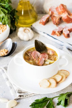 Geleneksel ev yapımı kalın bezelye çorbası bir aile akşam yemeği için beyaz bir tabak içinde füme et