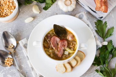 Geleneksel ev yapımı kalın bezelye çorbası bir aile akşam yemeği için beyaz bir tabak içinde füme et