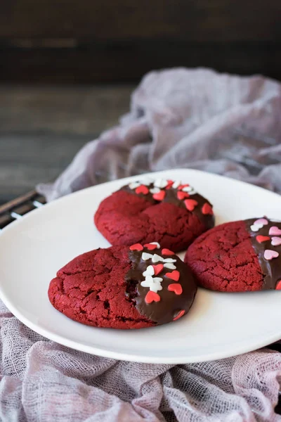 Печенье Красный Бархат Шоколадной Глазури Декором Сердца Сахара День Святого — стоковое фото