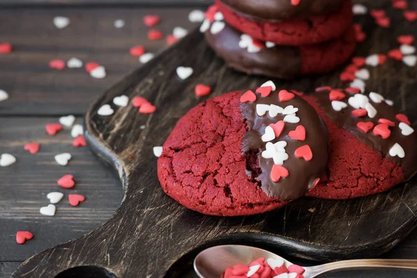 情人节巧克力釉面上的饼干红色天鹅绒与糖心的装饰 — 图库照片