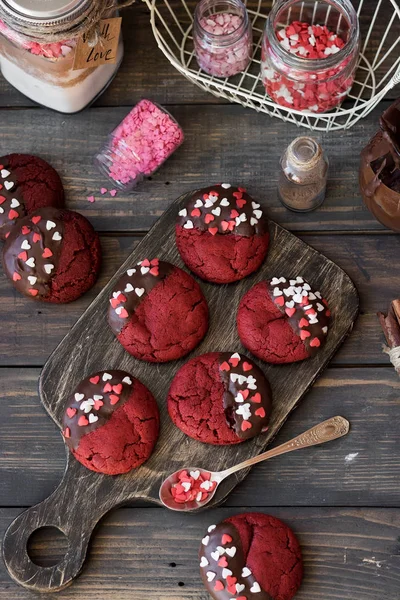 Biscuits Velours Rouge Chocolat Glacé Avec Décor Coeurs Sucre Pour — Photo