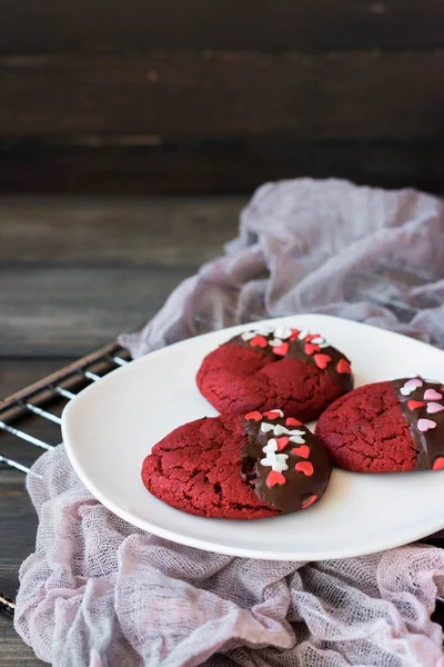 Galletas Terciopelo Rojo Esmalte Chocolate Con Decoración Corazones Azúcar Para — Foto de Stock