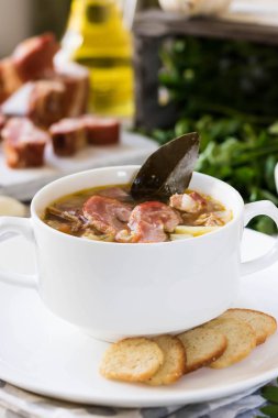 Geleneksel ev yapımı kalın bezelye çorbası bir aile akşam yemeği için beyaz bir tabak içinde füme et