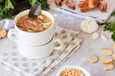 Geleneksel ev yapımı kalın bezelye çorbası bir aile akşam yemeği için beyaz bir tabak içinde füme et