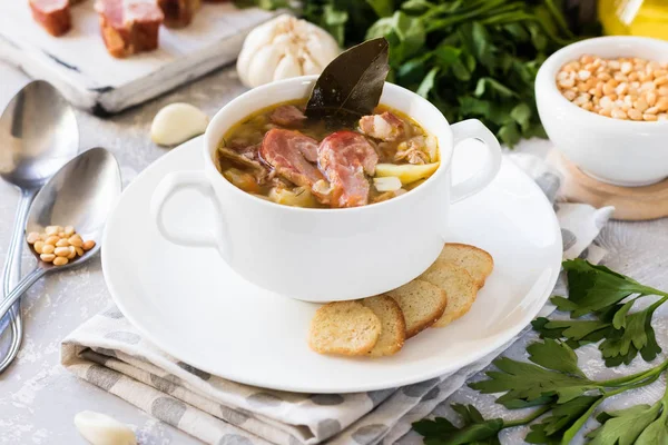 Sopa Ervilha Grossa Caseira Tradicional Com Carne Defumada Prato Branco — Fotografia de Stock