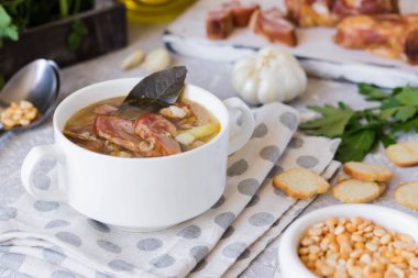 Geleneksel ev yapımı kalın bezelye çorbası bir aile akşam yemeği için beyaz bir tabak içinde füme et