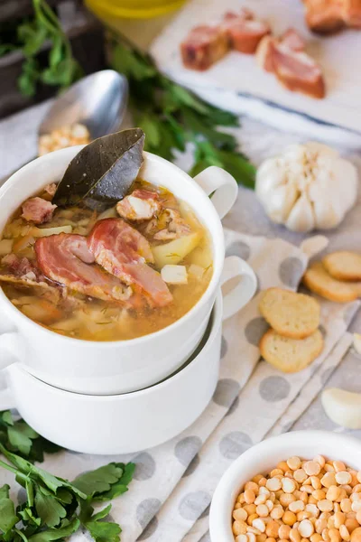 Gęsta zupa z grochu z Wędzonki w biały talerz — Zdjęcie stockowe