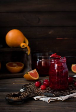 Baharatlı kızılcık-portakal sosu koyu ahşap arka plan üzerinde et için