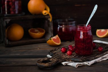 Baharatlı kızılcık-portakal sosu koyu ahşap arka plan üzerinde et için