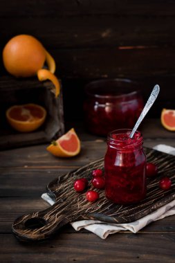 Baharatlı kızılcık-portakal sosu koyu ahşap arka plan üzerinde et için