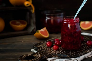 Baharatlı kızılcık-portakal sosu koyu ahşap arka plan üzerinde et için