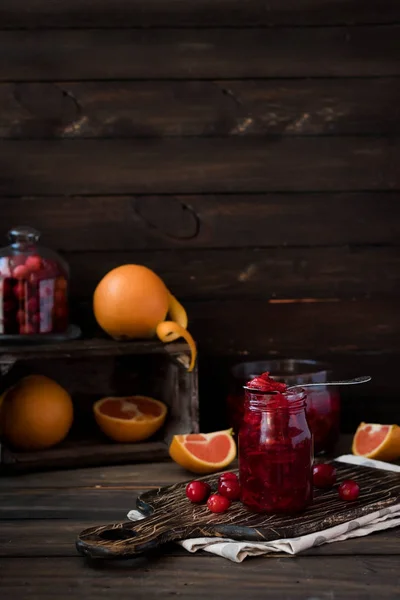 Pikante Saus Van Cranberry Oranje Voor Vlees Een Donkere Houten — Stockfoto