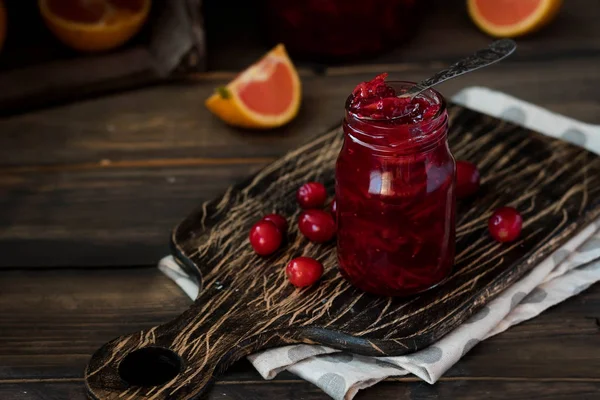 Molho Picante Cranberry Laranja Para Carne Fundo Madeira Escuro — Fotografia de Stock