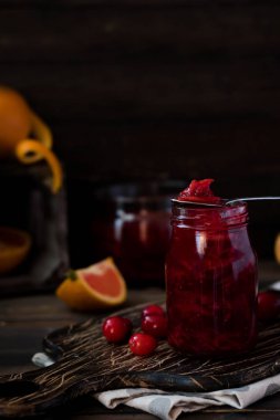 Baharatlı kızılcık-portakal sosu koyu ahşap arka plan üzerinde et için