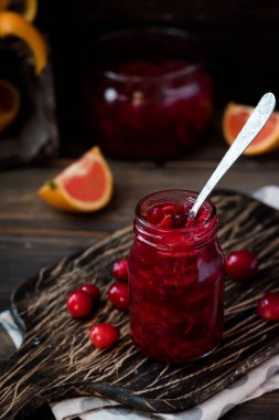 Baharatlı kızılcık-portakal sosu koyu ahşap arka plan üzerinde et için