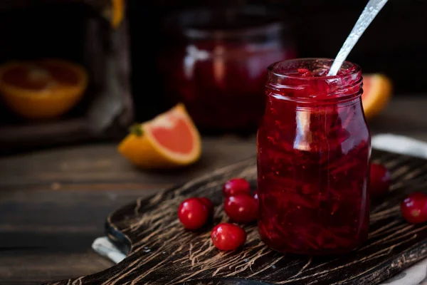 Baharatlı kızılcık-portakal sosu koyu ahşap arka plan üzerinde et için