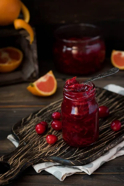Pikante Saus Van Cranberry Oranje Voor Vlees Een Donkere Houten — Stockfoto