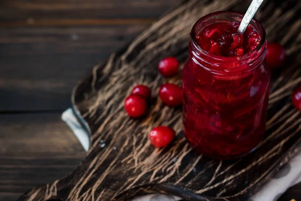 Pikante Saus Van Cranberry Oranje Voor Vlees Een Donkere Houten — Stockfoto