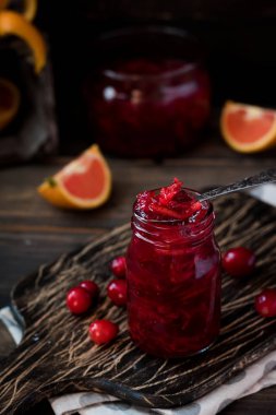 Baharatlı kızılcık-portakal sosu koyu ahşap arka plan üzerinde et için