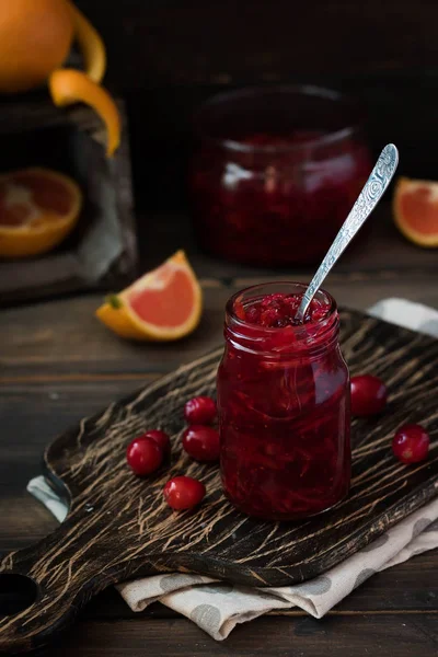 Salsa Piccante Mirtillo Rosso Arancio Carne Uno Sfondo Legno Scuro — Foto Stock