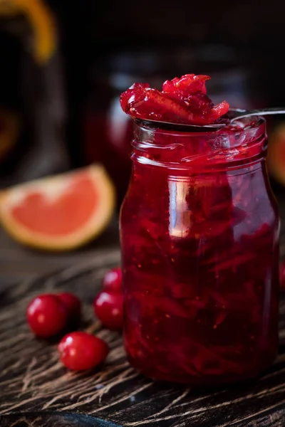 Pikante Saus Van Cranberry Oranje Voor Vlees Een Donkere Houten — Stockfoto