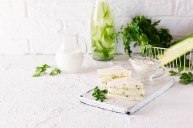 Yaz Aperatif üç kat sandviç maydanoz salatalık ve yoğurt sos ile