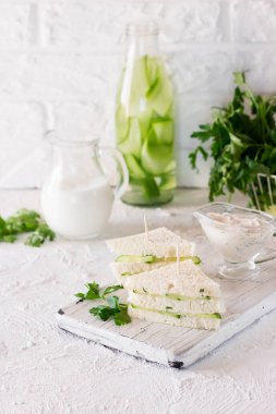 Yaz Aperatif üç kat sandviç maydanoz salatalık ve yoğurt sos ile