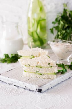 Yaz Aperatif üç kat sandviç maydanoz salatalık ve yoğurt sos ile