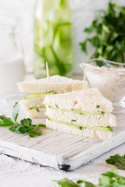 Yaz Aperatif üç kat sandviç maydanoz salatalık ve yoğurt sos ile