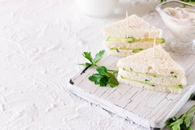 Yaz Aperatif üç kat sandviç maydanoz salatalık ve yoğurt sos ile