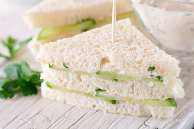 Yaz Aperatif üç kat sandviç maydanoz salatalık ve yoğurt sos ile